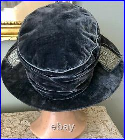 ORIGINAL ANTIQUE 1920's GRAY VELVET BRIMMED CLOCHE HAT With METALLIC LACE INSERTS