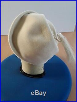 Original vintage 1940s/1950s Ivory/Off White Felt Designer Hat Gorgeous