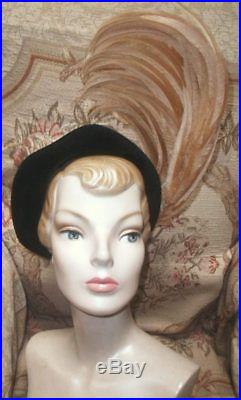 SPECTACULAR 1940s ROBERT DUDLEY HAT w Swooping Faux Bird Of Paradsie Plumes WOW