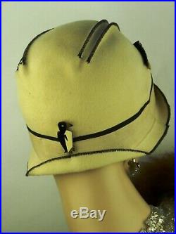 VINTAGE HAT 1920s SUPERB MONOCHROME FELT SEAMED CLOCHE w BIRD DECO HAT FLASH PIN