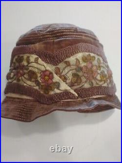 Vintage 1920s womens beautiful cloche hat