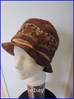 Vintage 1920s womens beautiful cloche hat