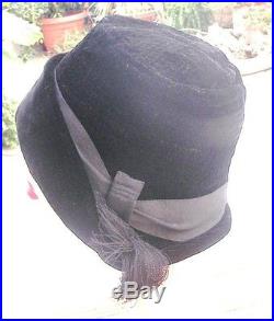 Vintage Flapper Art Deco black velvet velour cloche hat with tassel