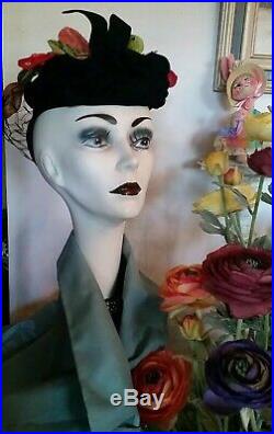 Vintage Schiaparelli Womens Toque Felt Hat/Vintage Velvet Flowers