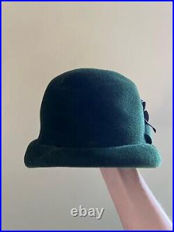 Vintage woman's green hat with leaves. Brand Oscar de la Renta, Wool